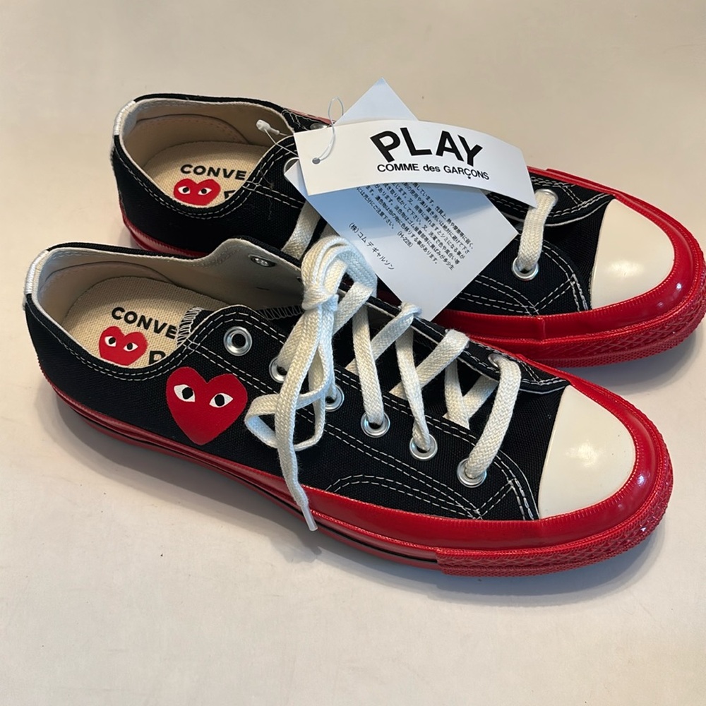 COMME des GARÇON / CONVERSE Sneakers. PLAY.